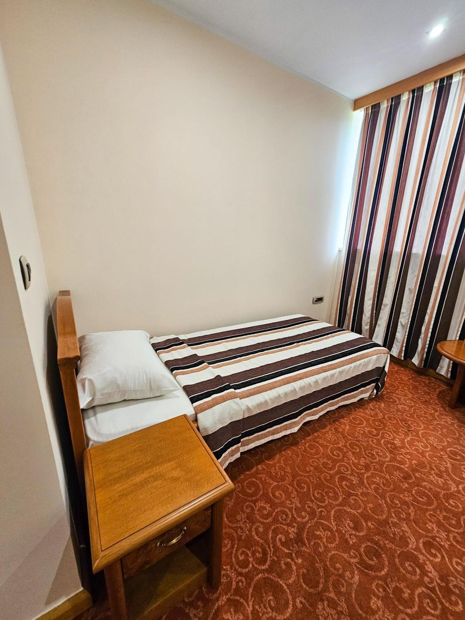 Mali Hotel Bambis Podgorica Eksteriør bilde