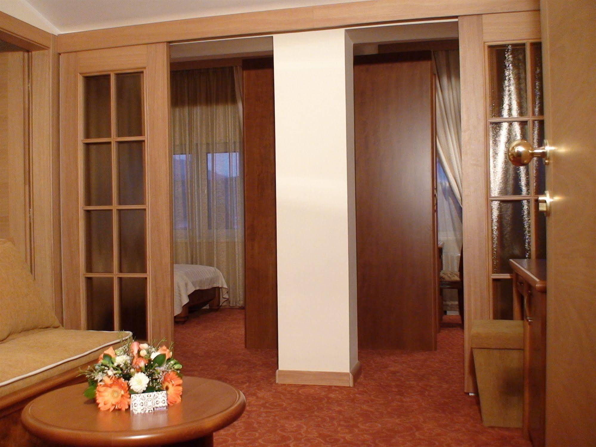 Mali Hotel Bambis Podgorica Eksteriør bilde