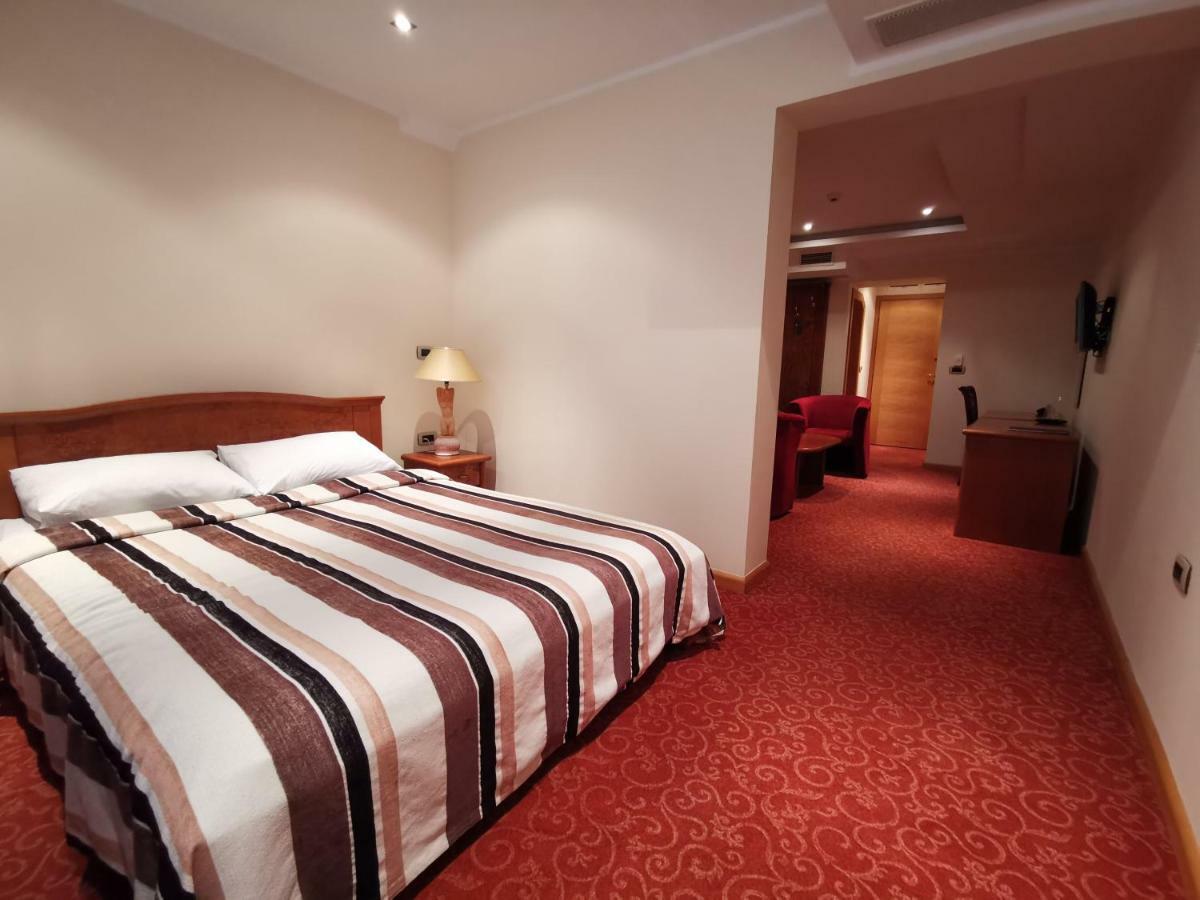 Mali Hotel Bambis Podgorica Eksteriør bilde